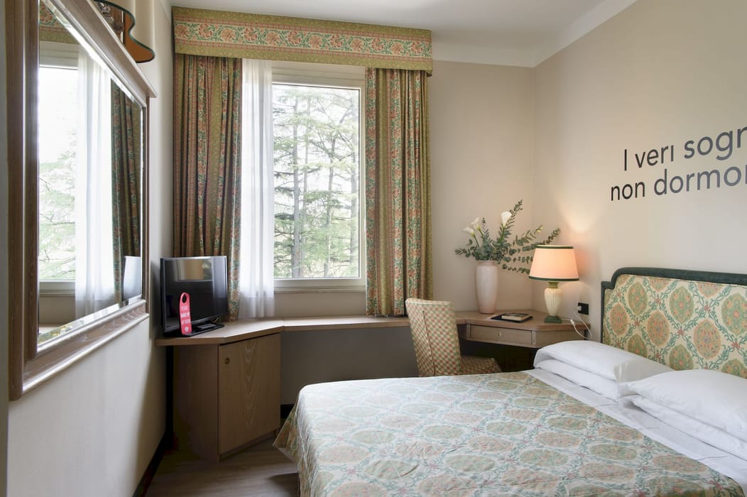 Dettaglio camera con letto matrimoniale, Grand Hotel Panoramic, Montecatini Terme