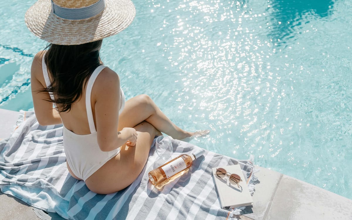 Dettaglio ragazza seduta a bordo piscina, Grand Hotel Panoramic, Montecatini Terme