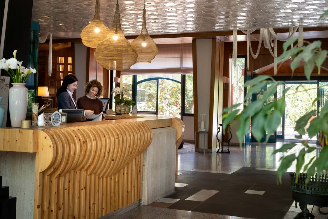 Dettaglio grande bancone reception del Grand Hotel Panoramic, Montecatini Terme