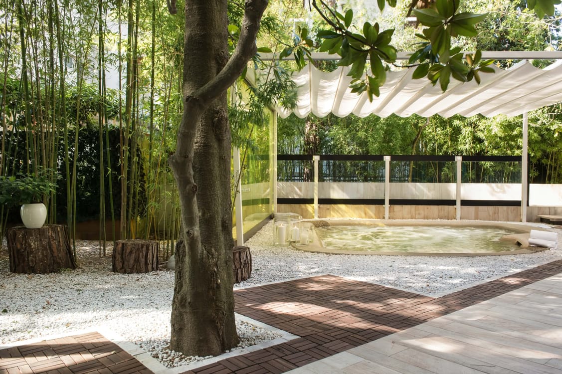 Dettaglio piscina idromassaggio incassata nel suolo e circondata dal verde, Grand Hotel Panoramic, Montecatini Terme