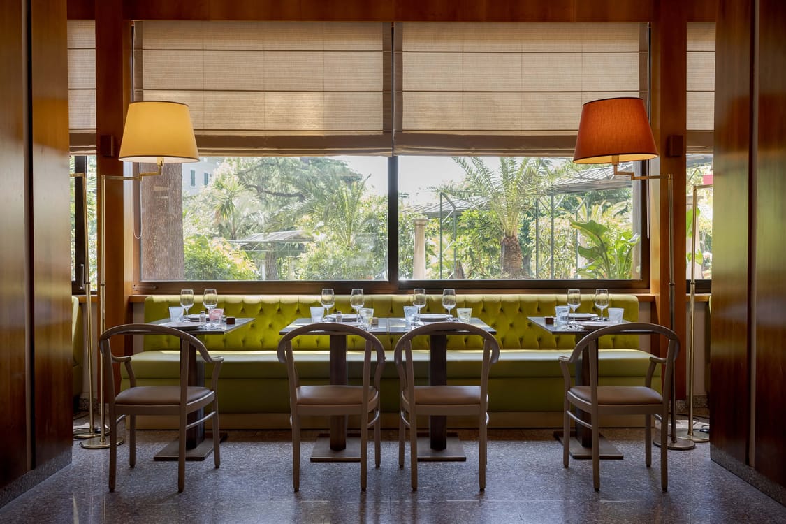 Dettaglio sala ristorante con tavoli apparecchiati e grandi finestre, Grand Hotel Panoramic, Montecatini Terme